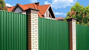 В чем разница между профлистом для забора и для крыши